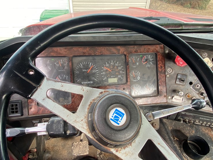 #1152-•-1994-white-gmc-tandem-axle-semi-(has-wi-title)-(non-runner)-(shawano,-wi)-image-31