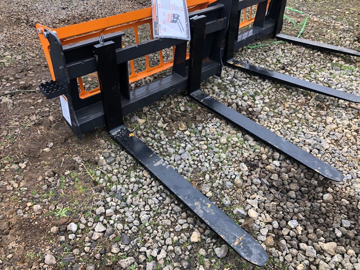 #46-•-42”-pallet-forks-image-2