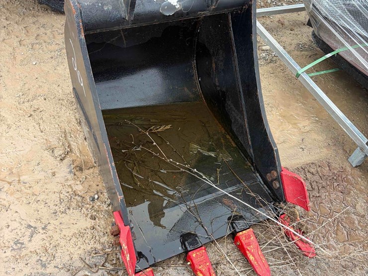 24"-john-deere-backhoe-bucket-with-side-cutters-image-1