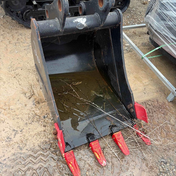 24" John Deere Backhoe Bucket With Side Cutters