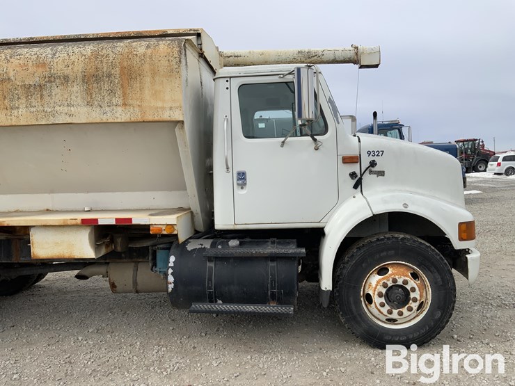 2001-international-8100-image-17