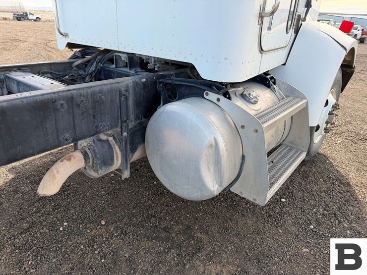 2001-peterbilt-330-image-24