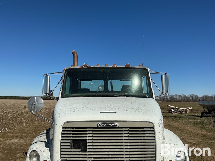 2001-freightliner-fl112-image-17