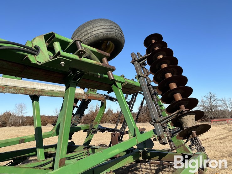 john-deere-335-image-18