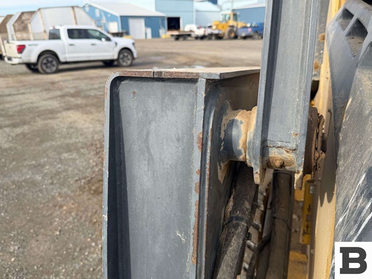 2010-john-deere-329d-image-19