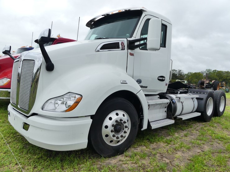2015-kenworth-t680-image-2