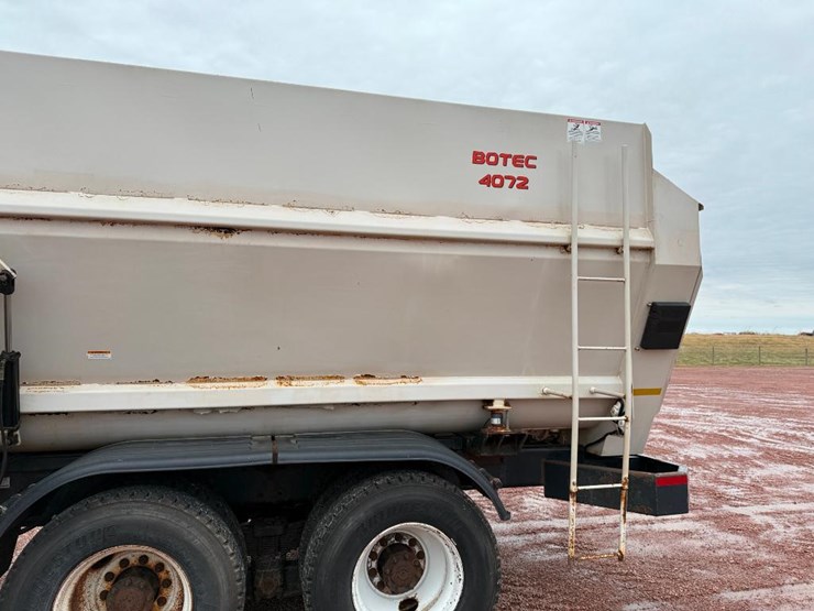 international-7600-image-34