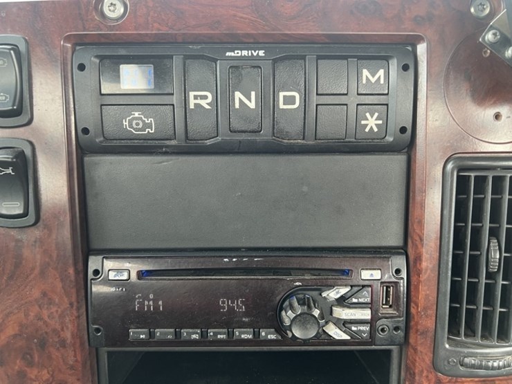 2017-mack-cxu613-tri-axle-truck-tractor-image-42