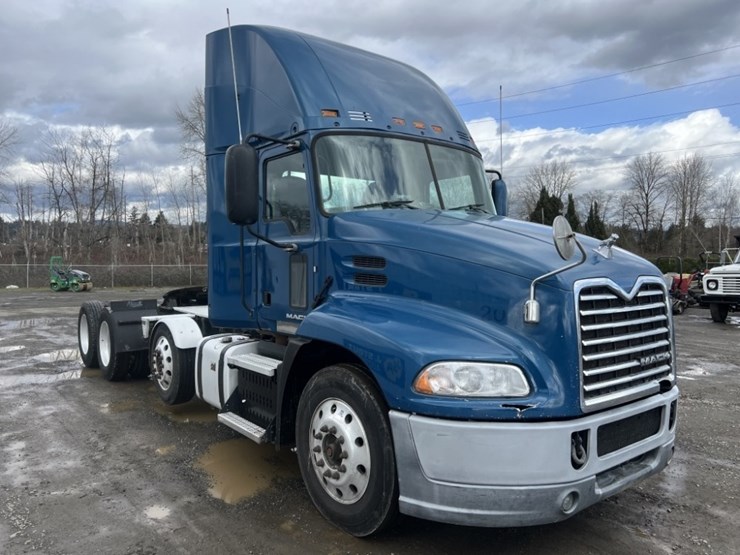 2017-mack-cxu613-tri-axle-truck-tractor-image-2