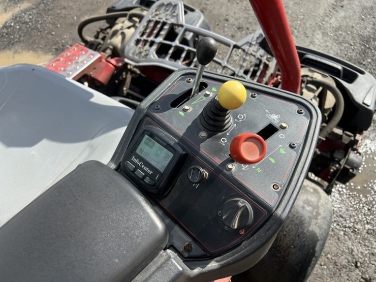 2014-toro-greensmaster-3320-triflex-traction-unit-image-21