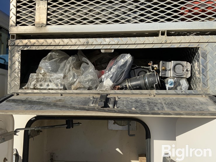 2012-freightliner-m2-106-image-19