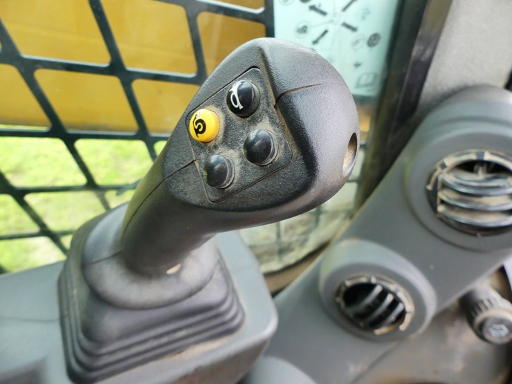 2022-caterpillar-262d3-image-13