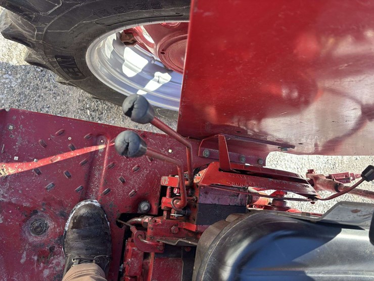 1974-farmall-666-gas-tractor-image-24