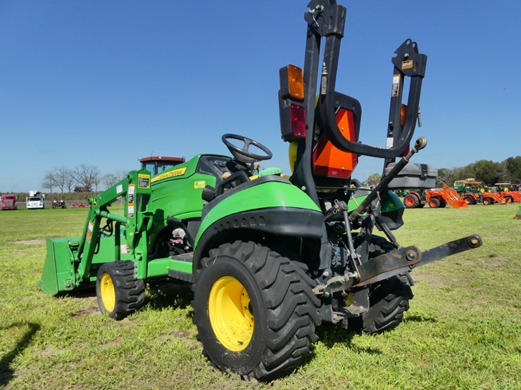 2014-john-deere-1025r-image-4