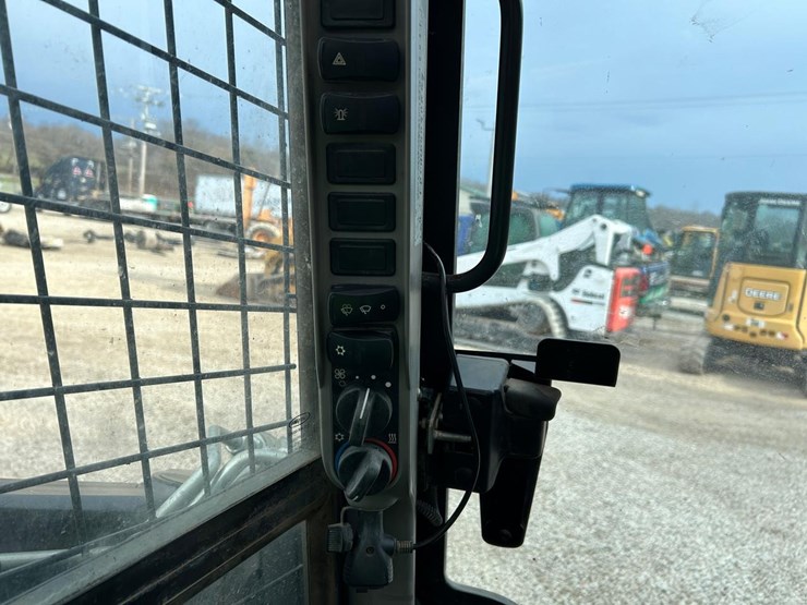 2020-new-holland-c332-image-29