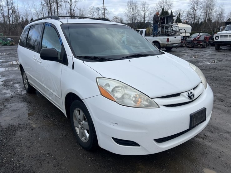 2008-toyota-sienna-le-image-2