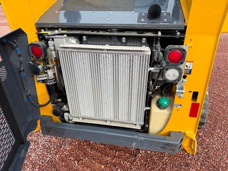 2020-deere-317g-image-32