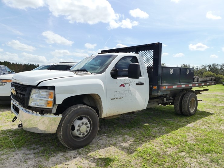 2012-chevrolet-3500-image-2