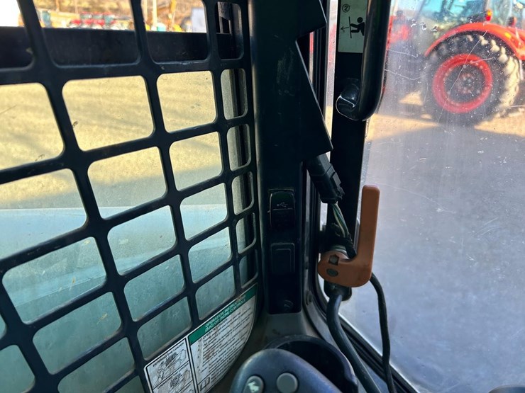 2017-bobcat-t740-image-26