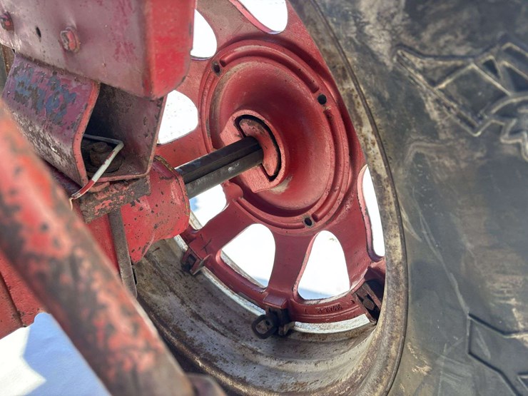 farmall-656-gas-tractor-image-12