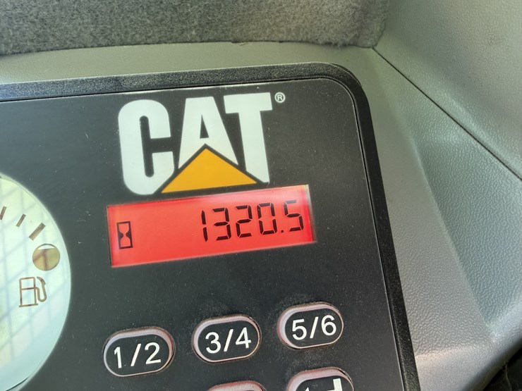 2017-caterpillar-259d-image-16