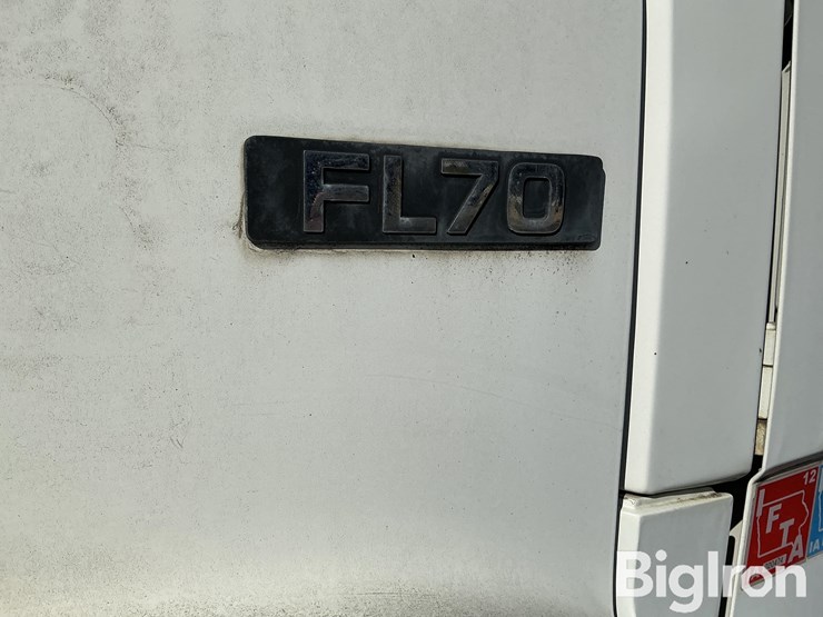 2002-freightliner-fl70-image-16