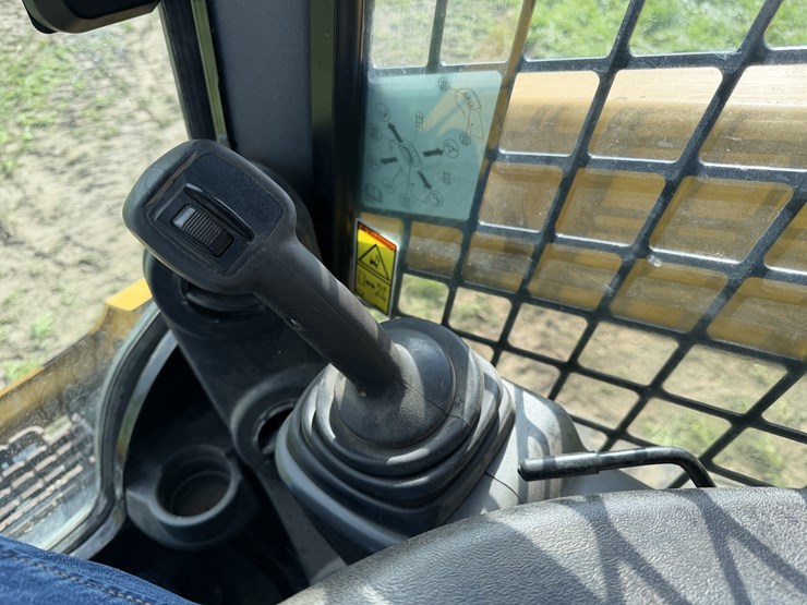 2017-caterpillar-259d-image-13