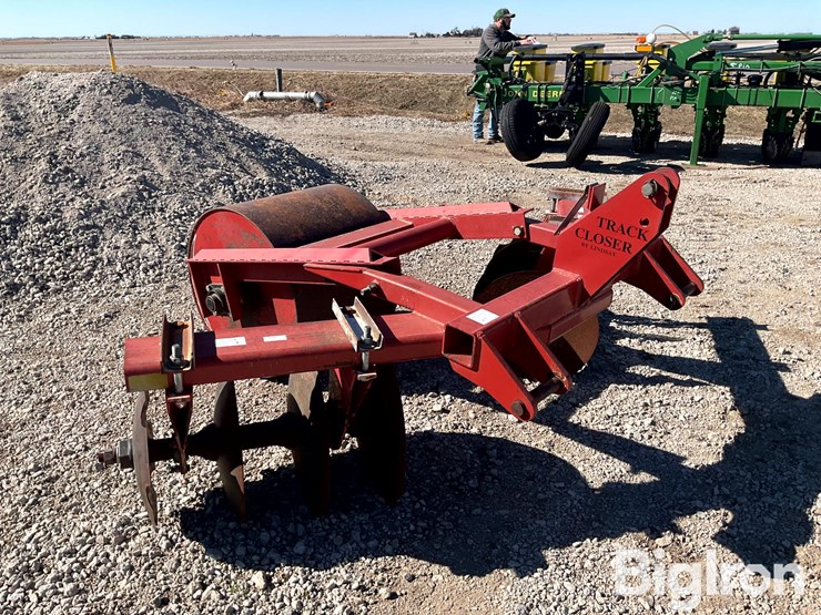 lindsay-track-closer-image-3