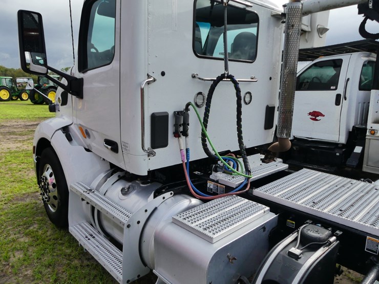 2021-peterbilt-579-image-8
