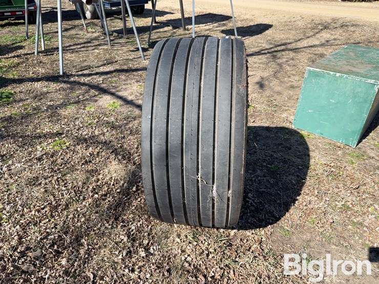 vermeer-baler-tire-and-rim-image-4