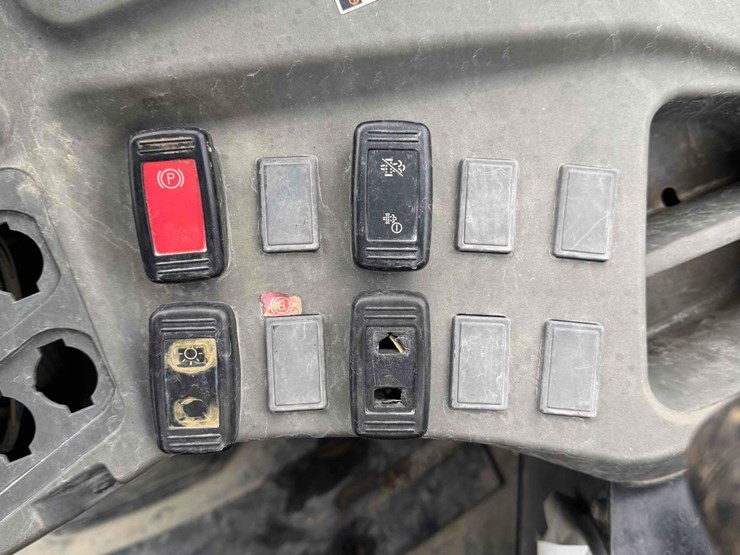 2015-kubota-r530-image-18