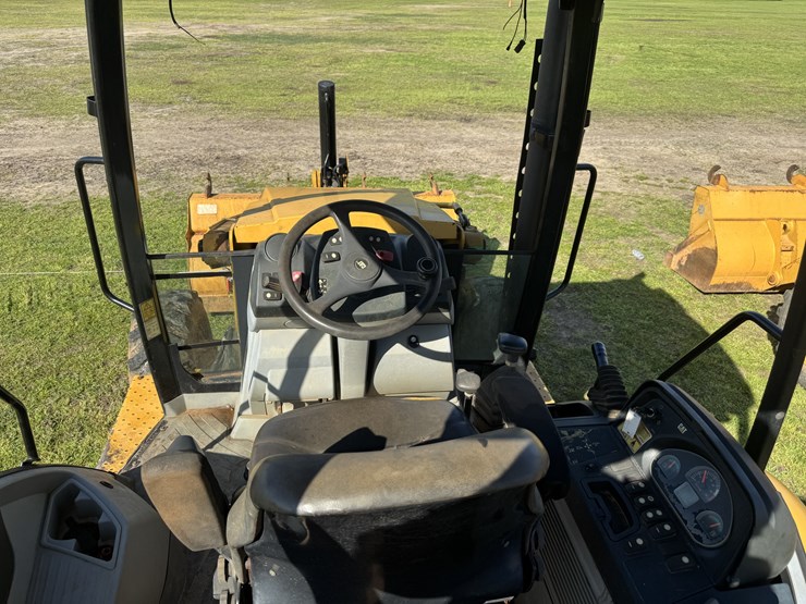 2014-caterpillar-420f-image-9