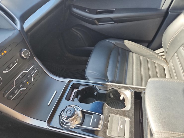 2019-ford-edge-sel-image-18