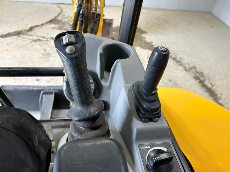 2022-jcb-35z-mini-excavator-image-21