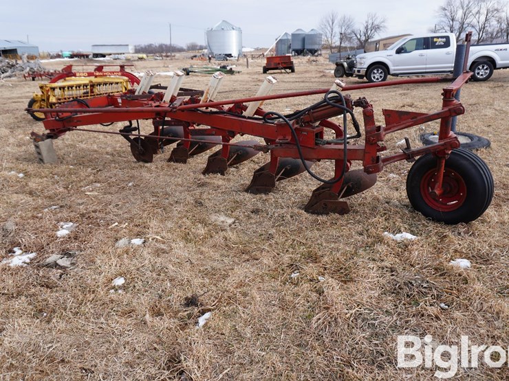 international-710-image-8