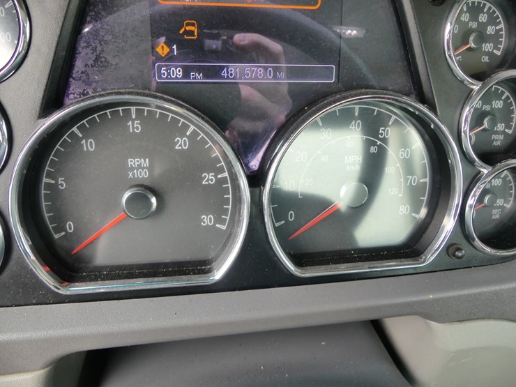 2017-peterbilt-579-image-14