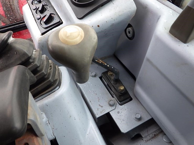 2013-yanmar-vio35-5b-image-40