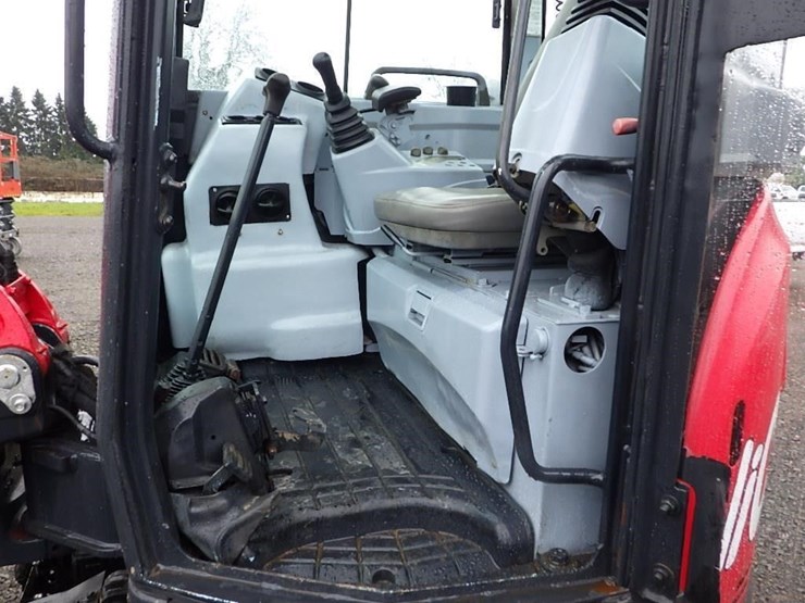 2013-yanmar-vio35-5b-image-34