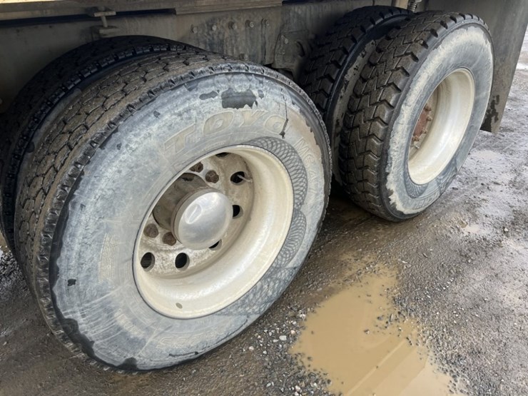 1998-peterbilt-330-image-16