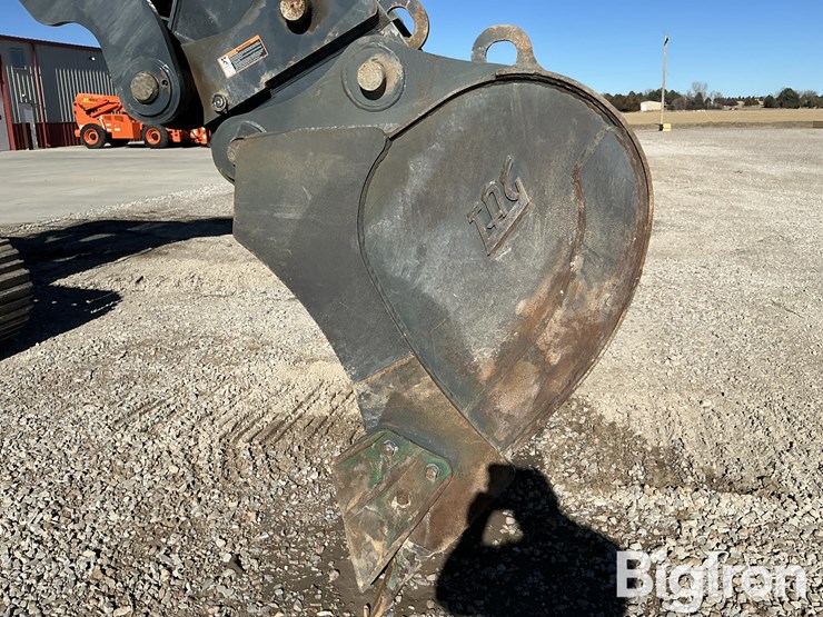 2021-john-deere-210-image-11