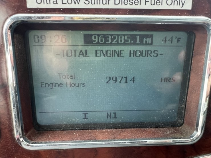 2017-mack-cxu613-tri-axle-truck-tractor-image-39