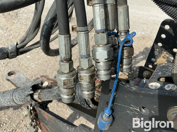 2013-new-holland-330-image-13