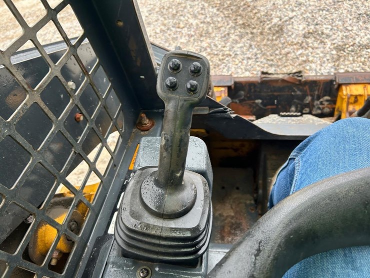 2019-deere-317g-image-25