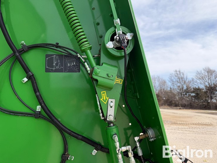 2023-john-deere-560m-image-12