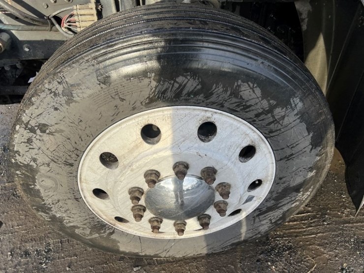 2015-mack-cxu613-tri-axle-truck-tractor-image-15