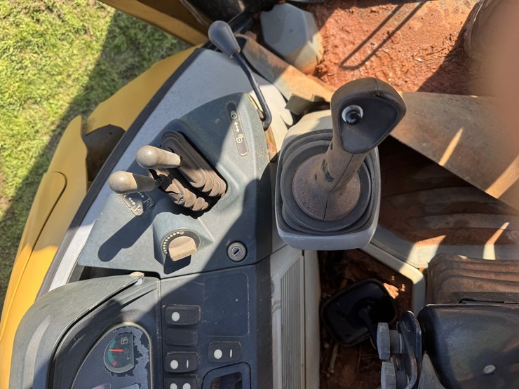 2014-caterpillar-420f-image-14