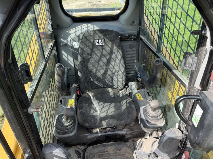 2017-caterpillar-259d-image-11