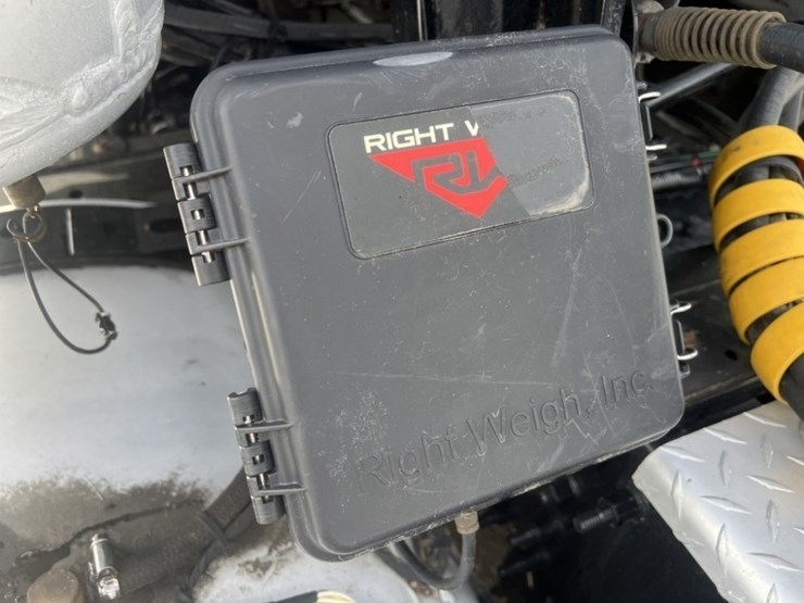 2015-mack-cxu613-tri-axle-truck-tractor-image-27