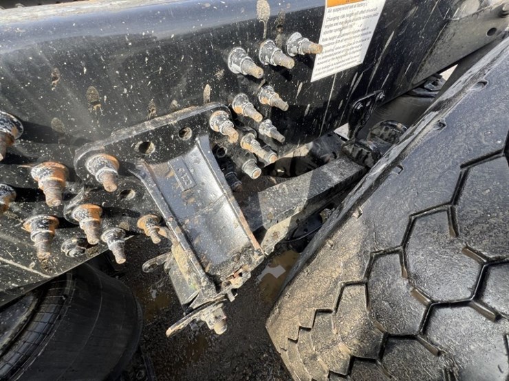 2015-mack-cxu613-tri-axle-truck-tractor-image-21