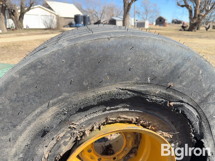 vermeer-baler-tire-and-rim-image-10